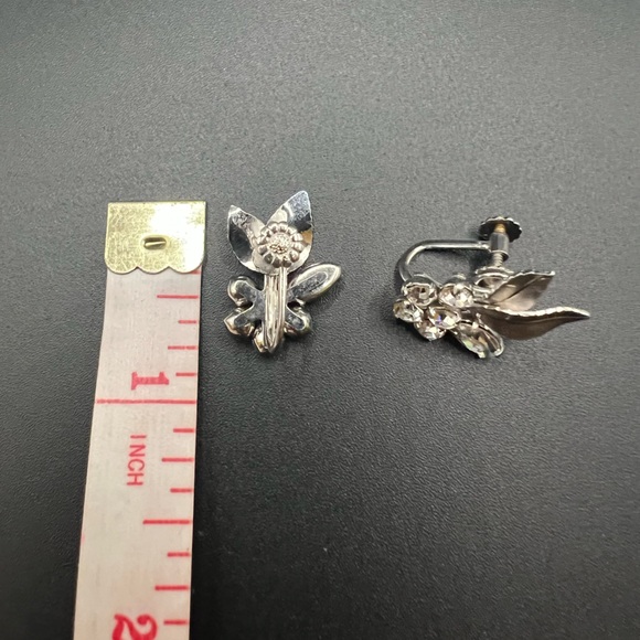 Vintage Krementz Signed Rhinestone Silver Tone Flower Screw Back Earrings - Picture 3 of 4